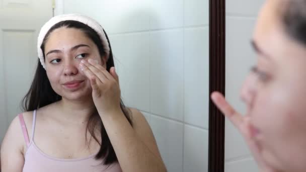 Jovem Mulher Espelho Usando Rolo Facial Quartzo Rosa Sua Bochecha — Vídeo de Stock