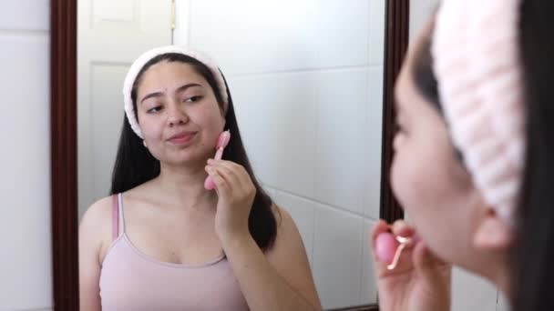 Młoda Kobieta Lustrze Używająca Rolki Twarzy Kwarcu Różanego Policzku Pielęgnacja — Wideo stockowe
