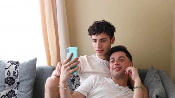Primer Plano Una Pareja Gay Acostada Sofá Usando Móvil Para — Vídeos de Stock