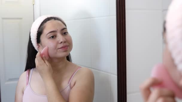 Uśmiechnięta Młoda Kobieta Lustrze Używająca Skrobaka Gua Sha Masażu Policzka — Wideo stockowe