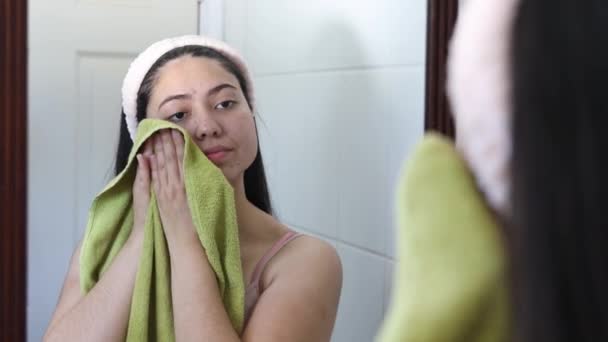 Молодая Женщина Зеркале Вытирает Лицо Зеленым Полотенцем Уход Кожей Дома — стоковое видео