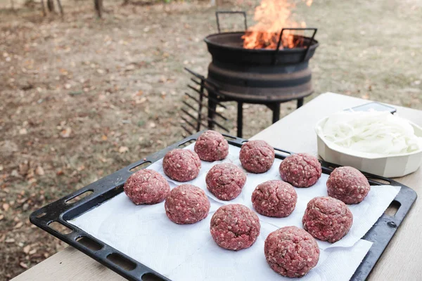 肉丸子放在桌子上 准备在农村做汉堡包和生火 高质量的照片 — 图库照片
