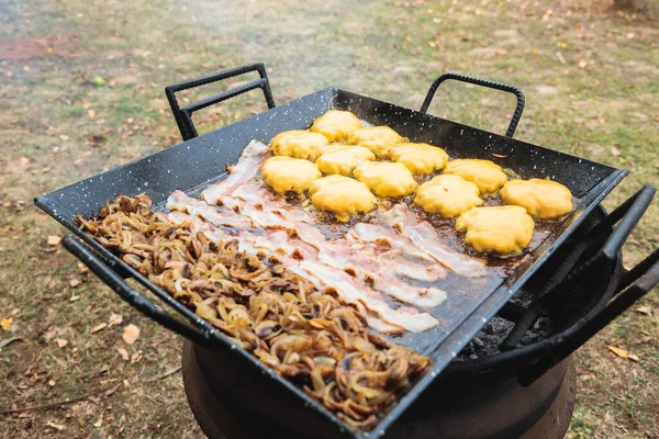 Hambúrgueres Queijo Bacon Cebola Cogumelos Fritando Uma Grelha Churrasco Não — Fotografia de Stock