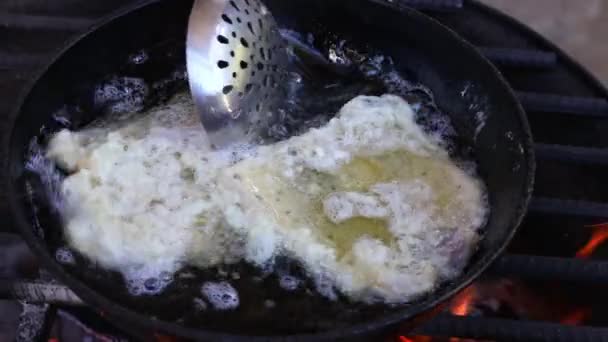 无法辨认的农夫在一个煎锅里 在一个用红热的柴火烤着的金属烤架上 煮着炸鱼 4K视频 — 图库视频影像