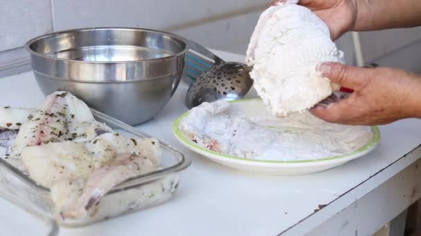 一个无法辨认的拉丁女人在烤一个火腿片 然后把它放在锅里煎 4K视频 — 图库视频影像