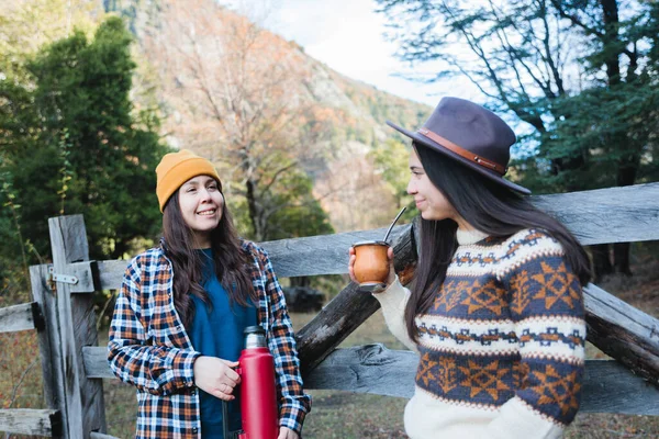 Twee Cheerful Young Women Bonding Drinking Yerba Mate Een Landelijke — Stockfoto