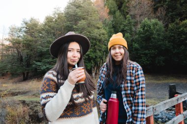 Kırsalda Yerba Çiftleşmesi 'nin keyfini çıkaran neşeli genç kadınlar kalın giysilerle sarılmış. Yüksek kalite fotoğraf