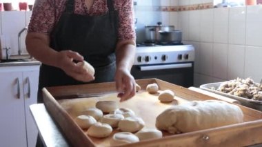 Rustic Home Kitchen 'da Kimliği Belirlenemeyen Latin Kadın El Yapımı Hamuru ve Rolling Pin' in Samimi Ele Geçirilmesi. 4k video