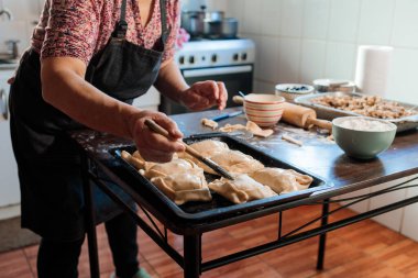 Tanınmayan bir kadın, bağımsızlık günü partisi için Şili usulü pişmiş börek hazırlıyor. Yüksek kalite fotoğraf