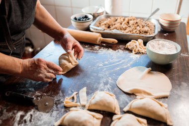 Tanınmayan bir kadın, bağımsızlık günü partisi için Şili usulü pişmiş börek hazırlıyor. Yüksek kalite fotoğraf