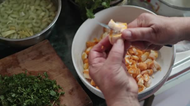 Draufsicht Auf Eine Unkenntliche Frau Die Chilenischen Diguenes Salat Cyttaria — Stockvideo