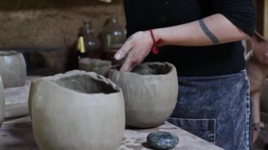 El sanatları atölyesinde kil kaplar yapan tanınmamış Latin sanatkar kadın. Mapuche geleneksel el işi çanak çömlek. Yüksek kalite 4k görüntü