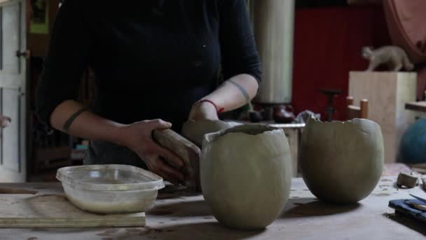 그녀의 워크샵에서 그릇을 만드는 수없는 라틴어 Mapuche 전통적인 수공예 도자기 — 비디오
