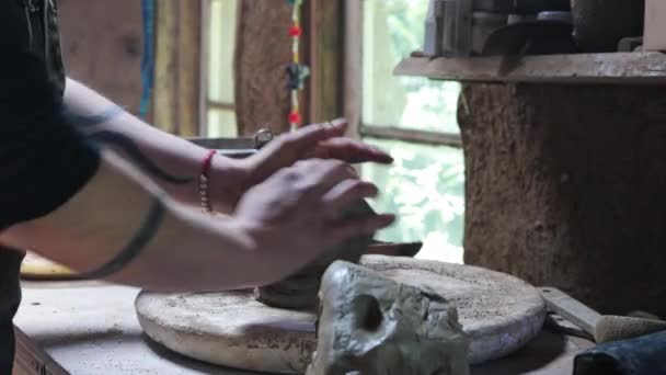 Sanatları Atölyesinde Kil Kaplar Yapan Tanınmamış Latin Sanatkar Kadın Mapuche — Stok video