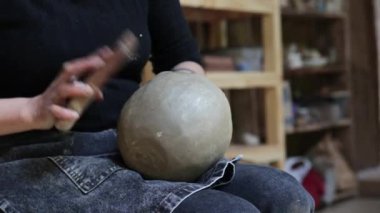 Mapuche Potters 'ın elleri çiğ kil vazifesini nemlendiriyor, kadın eli yakın çekim, yaratıcılık ve sanat kavramı. Yüksek kalite 4k görüntü