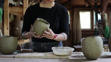 Mapuche Potters 'ın elleri çiğ kil vazifesini nemlendiriyor, kadın eli yakın çekim, yaratıcılık ve sanat kavramı. Yüksek kalite 4k görüntü
