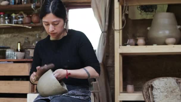 Mapuche Potters Händer Fuktar Lera Vasall Hantverkare Händer Närbild Begreppet — Stockvideo