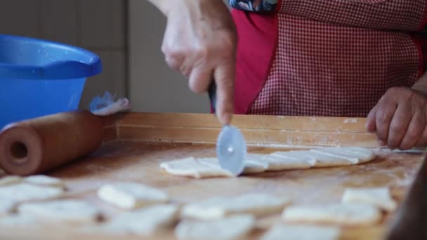 Крупным Планом Неузнаваемой Латинской Пожилой Женщины Делающей Пирожные Кухне Традиционные — стоковое видео