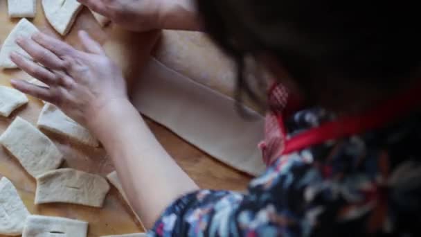 Крупным Планом Неузнаваемой Латинской Пожилой Женщины Делающей Пирожные Кухне Традиционные — стоковое видео