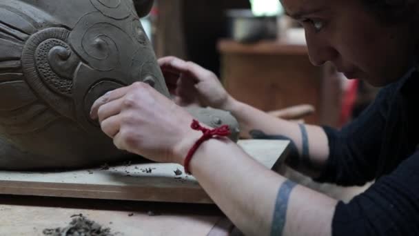 Närbild Koncentrerad Latinkonstnär Kvinna Med Hjälp Skulptera Grottan Verktyg För — Stockvideo