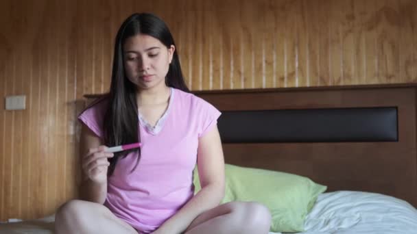 Неузнаваемая Встревоженная Молодая Женщина Розовом Пижаме Видит Результаты Теста Беременность — стоковое видео