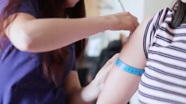 Latin Ziyaretçisi Kadın Beslenme Uzmanı Genç Bir Hastanın Kolundaki Mezurayla — Stok video