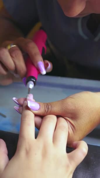 Zbliżenie Nierozpoznawalna Latynoska Artystka Paznokci Robi Zabieg Manicure Usługi Klienta — Wideo stockowe