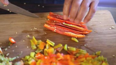 Geleneksel Ev Mutfağında Tanınmayan Latin Amerikalı Kıdemli Kadın Uzman Kesme Biberleri. Yüksek kalite 4k görüntü