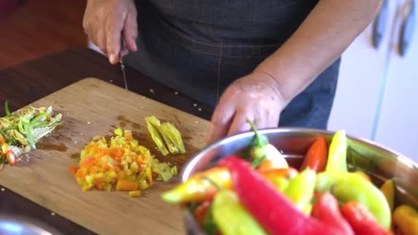 Donna Anziana Latinoamericana Irriconoscibile Che Taglia Sapientemente Peperoncini Nella Cucina — Video Stock