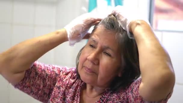 Startseite Schönheit Routine Senior Lateinische Frau Färbt Ihre Haare Selbst — Stockvideo