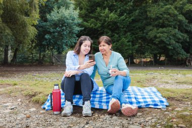 Anne Bağlanması: Latin Anne ve Yetişkin Kızı Resimli Patagonya Ayarlarında Yerba Çiftliğinin Keyfini Çıkardılar. Yüksek kalite fotoğraf