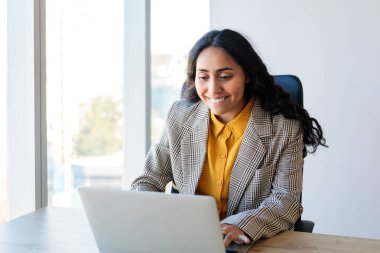 Ofisindeki kameraya gülümseyen genç Latin iş kadınını yakından çek. Kadın şirket liderliği. Uzayı kopyala Yüksek kalite fotoğraf