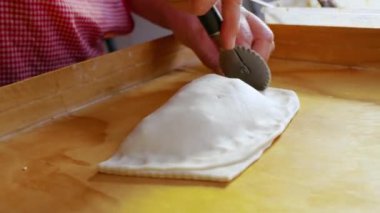 Tanımlanamayan yaşlı Latin kadın mutfağında Şili böreği yapıyor. Geleneksel hamur işi. Yüksek kalite 4k görüntü