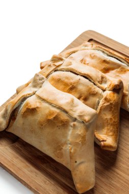 Şili usulü pişmiş et ve soğan börekleri, kopyalanmış ahşap bir tahtada sergileniyor. Bağımsızlık Günü kutlamaları. Yüksek kalite fotoğraf