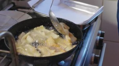 Tanımlanamayan adamlar, ev mutfağında Şili usulü kızarmış tatlı Calzone rotoları yapıyorlar. Yüksek kalite 4k görüntü