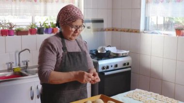 Kıdemli Latin kadın hamur yoğuruyor, ev mutfağında Şili usulü kızarmış hamur işi Calzones rotoları pişiriyor. - Evet. Yüksek kalite 4k görüntü
