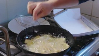 Tanımlanamayan adamlar, ev mutfağında Şili usulü kızarmış tatlı Calzone rotoları yapıyorlar. 4k video