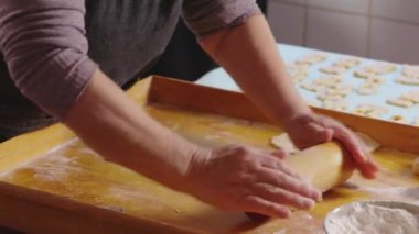 Kıdemli Latin kadın hamur yoğuruyor, ev mutfağında Şili usulü kızarmış hamur işi Calzones rotoları pişiriyor. - Evet. Yüksek kalite 4k görüntü
