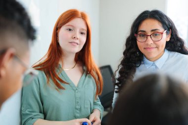 İş stratejilerini tartışan ve toplantı odasında beyin fırtınası yapan gençlerden oluşan profesyonel takım çalışması.. 