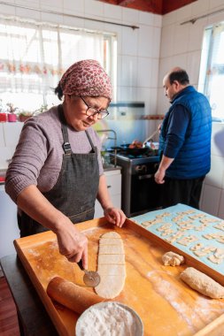 Geleneksel Latin orta yaşlı kadın mütevazı evcil mutfağında yemek pişiriyor ve yemek hazırlıyor. Yüksek kaliteli resim