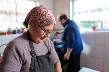 Üst düzey çiftler, geleneksel evcil mutfaklarında tatlı çörek pişiriyor ve pişiriyor. Yüksek kaliteli resim