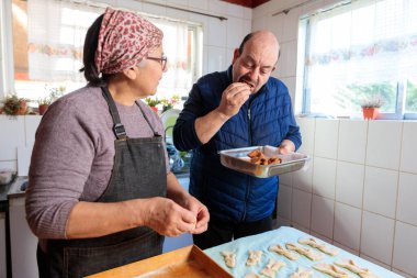 Genç yetişkinlerden oluşan bir grup, parlak bir ortak çalışma alanında birlikte çalışarak, takım çalışmasını ve toplum bilincini ön plana çıkarıyor.