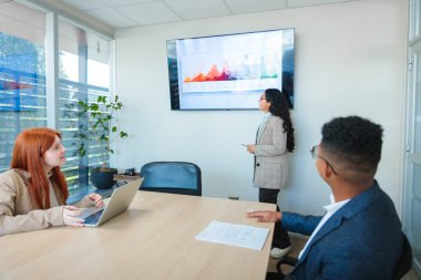 Genç yetişkinler tarafından yönetilen ve takım çalışmasını ve toplumun önemini yansıtan parlak bir çalışma alanında ortaklaşa yürütülen proje