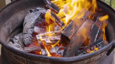 Yanan Ateşin Yakın Çekimi Bir Açık Hava Sahnesinde Yerli Ahşap ile Şenlik Ateşi. Yüksek kalite 4k görüntü