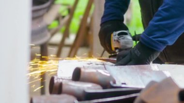 Arka bahçelerindeki Polonyalı Metal Aletlerine Elektrikli Öğütücü Kullanan Tanımlanamayan Kişi. Yüksek kalite 4k görüntü