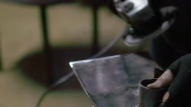 Arka Avluda İşçi Elektrikli Açı Öğütücüsünü Kullanarak Dikkatlice Polonyalı Metal Aletleri Yetenek ve Hassasiyetle Kullanıyor. Yüksek kalite 4k görüntü