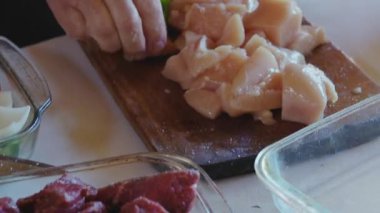 Şef renkli et ve sebze şişleri hazırlıyor, lezzetli bir yemek hazırlıyor.