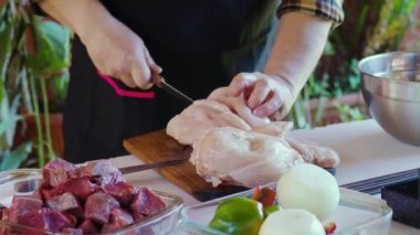 Şef renkli et ve sebze şişleri hazırlıyor, lezzetli bir yemek hazırlıyor.