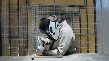 Latin işçi atölyesinde koruyucu bir maske takıyor.