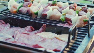 Şef renkli et ve sebze şişleri hazırlıyor, lezzetli bir yemek hazırlıyor.